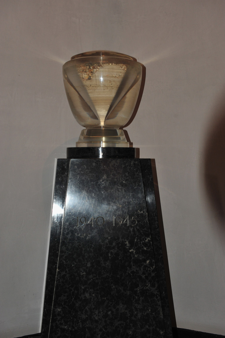 集中营外围的双层电网于世文摄