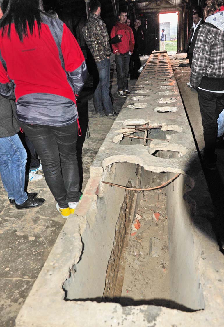 集中营外围的双层电网于世文摄