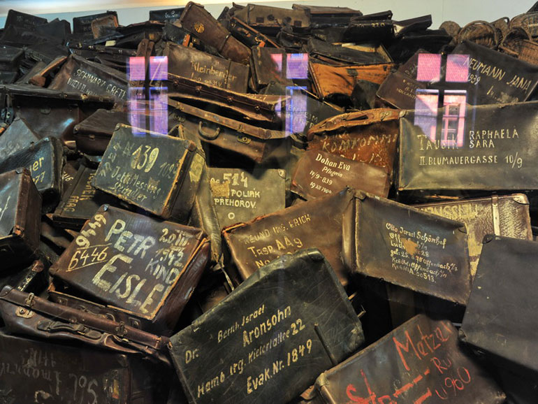 集中营外围的双层电网于世文摄