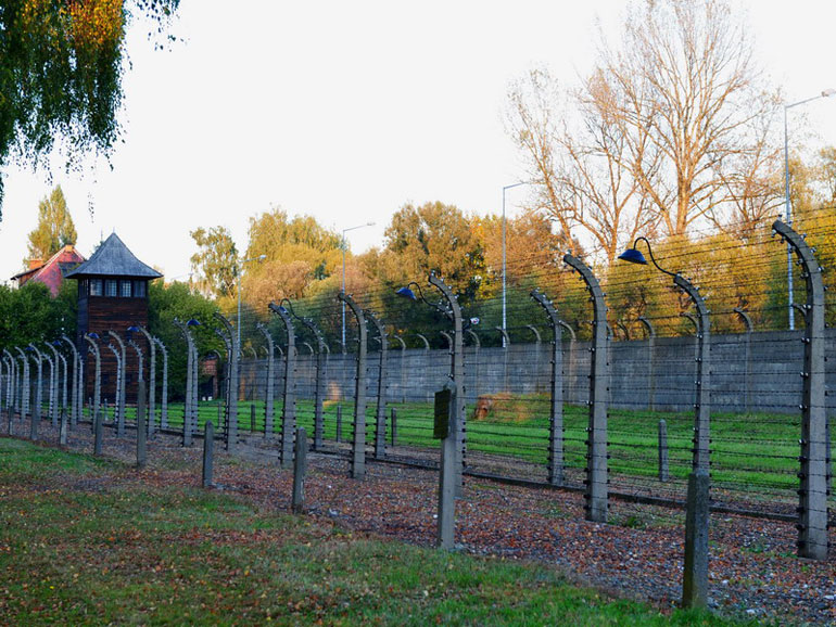 集中营外围的双层电网于世文摄