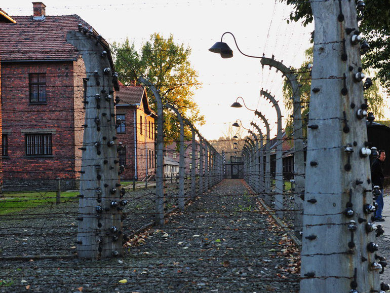 集中营外围的双层电网于世文摄