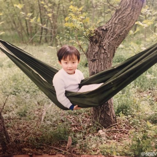 倪妮童年吊床照