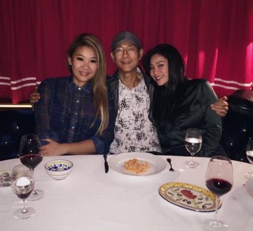 郑少秋与郑欣宜（左）合影