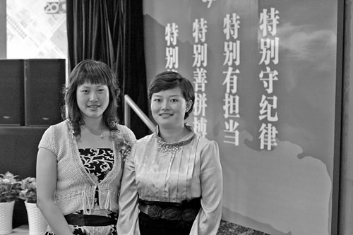 占夫人（右）还是第一次出席公众活动，孟夫人这方面经验就丰富多了。 方为 摄