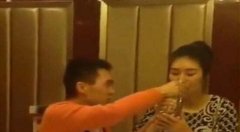 实拍妹子一口气干一瓶白酒，一口气喝一瓶啤酒