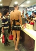 男子穿性感女装引围观图，男子奇装异服逛超市