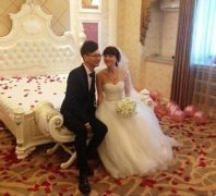 一大学生娶同学55岁妈妈，17岁女孩嫁50岁老头