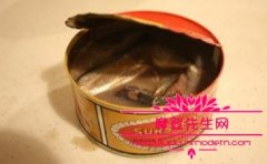鲱鱼罐头这么臭为什么有人吃？张一山吃鲱鱼罐