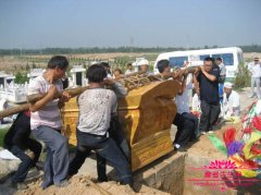 老人下葬墓穴里放什么好？人死后下葬必知的一