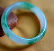 翡翠手镯摔断了的预兆，翡翠手镯为什么有裂痕