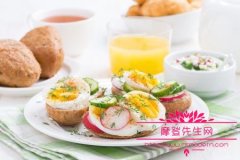 鸡蛋黄上面白色物体是什么，鸡蛋黄发红可能是