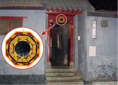 大门口挂八卦镜好吗，对门邻居挂八卦镜子对我