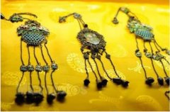 生孩子为啥要买锁锁床头?小孩带锁子是什么意思