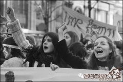 法国女人不能穿裤子吗，巴黎女人穿裤子出门违