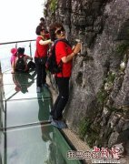 国内最长悬空玻璃栈道图，数字解读悬空玻璃栈