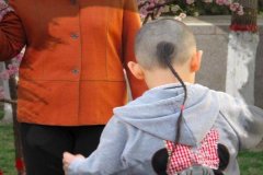 男孩为什么留鸭尾，小男孩剪鸭尾必需舅舅剪吗