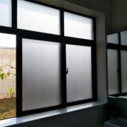 为什么办公室窗户是不能打开的，办公室窗户对医院、旗杆怎么化解？