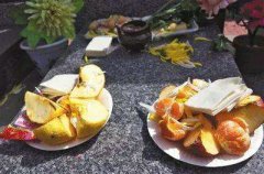 捡墓地里的食物贡品好不好，墓地上的东西吃好
