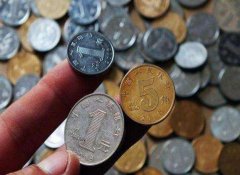 金蟾碗里放几个硬币好，碗里再放水晶会有冲突