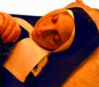 贝尔纳黛特真实照片，她是怎么死的？