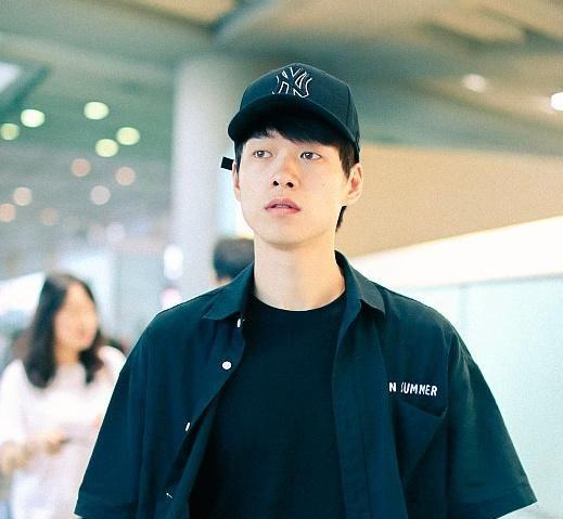 <strong>白色衣服配什么裤子男生(白色袄子配什么裤子好</strong>