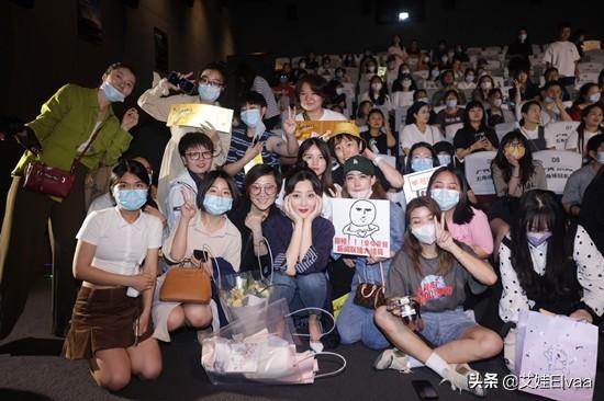 卫衣搭配什么发型小女孩(短卫衣怎么搭配下装