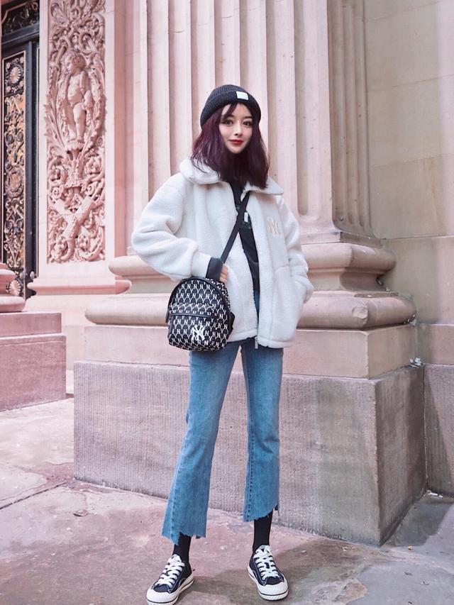 白色外套配什么鞋子最好看(米白色外套配什么裤