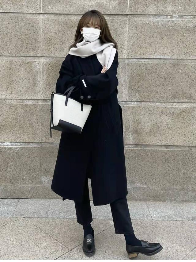 黑色衣服配什么颜色裤子鞋(黑色配哪5种颜色好看