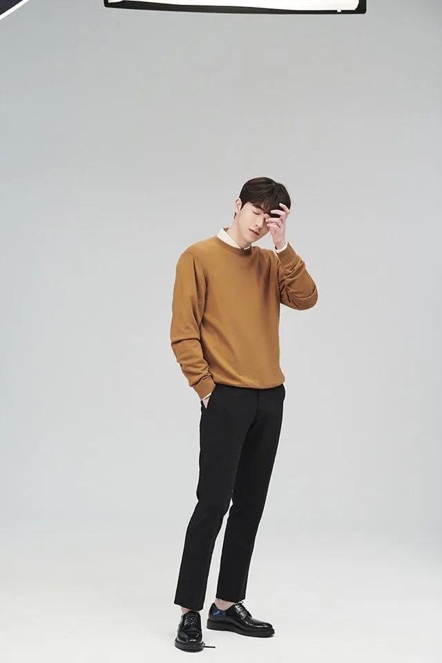 深灰色上衣配什么裤子好看(男士深灰色裤子)