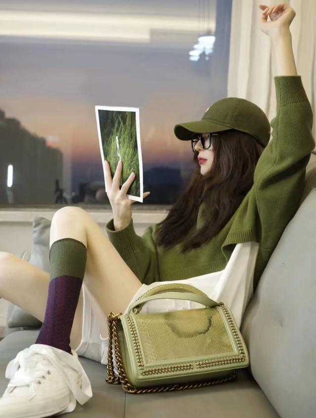 <strong>绿上衣配什么颜色裙子(绿色裙子配啥色上衣)</strong>